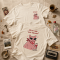 Camiseta MALA MAÑA Ojo de Loca — gata rosa con copa de vino