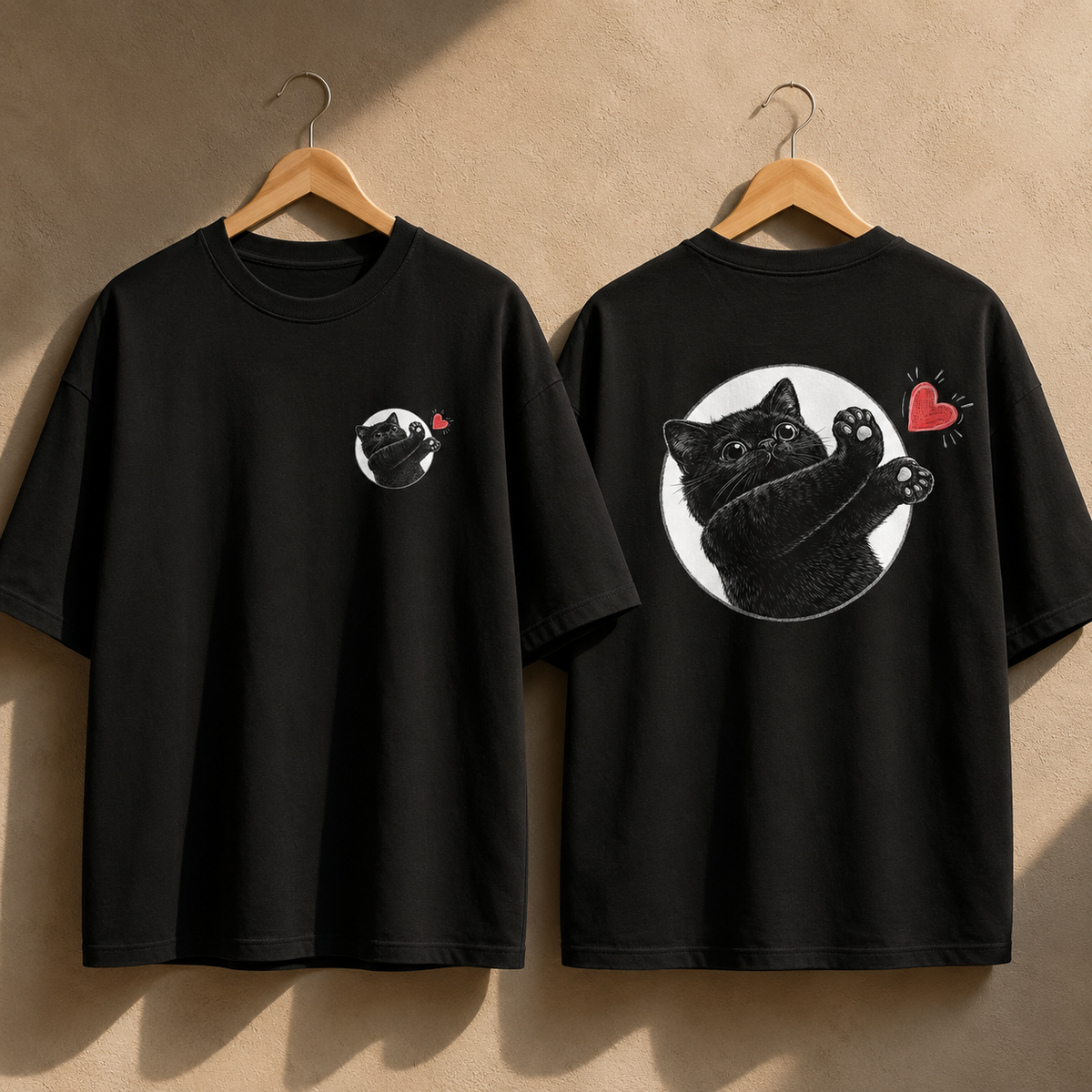 Camiseta MALA MAÑA Paw Heart — gata negra saludando con corazón