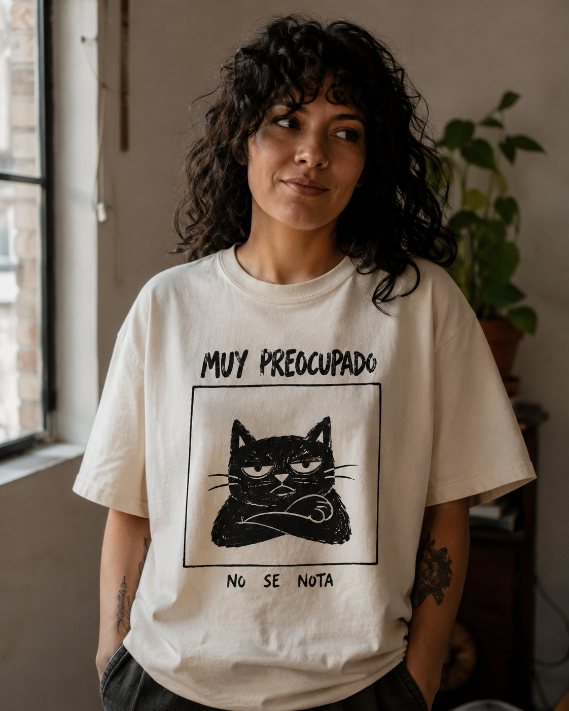 Camiseta MALA MAÑA Muy Preocupado - modelo lifestyle